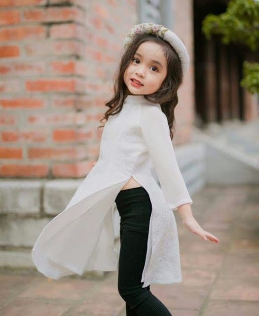 白いアオザイを着ているベトナム人の子供